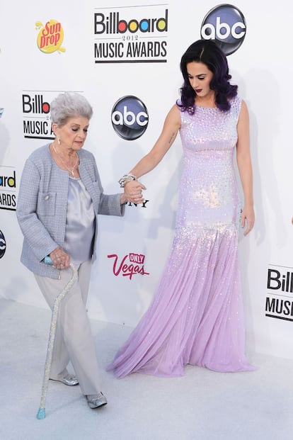 Katy Perry acudió con su abuela, con bastón glitter a juego con el look de su nieta.