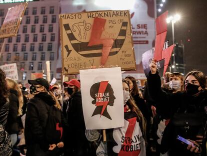 Manifestación en Varsovia contra la decisión del Tribunal Constitucional de Polonia que endureció el acceso al aborto, el 30 de octubre de 2020.