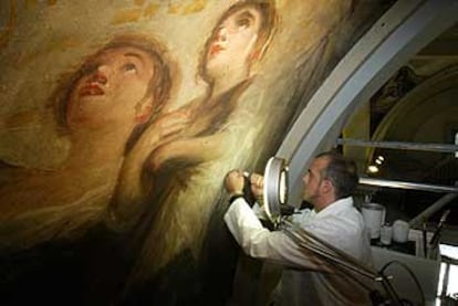 Un técnico trabaja en la restauración de uno de los frescos de Goya en la ermita de San Antonio de la Florida.