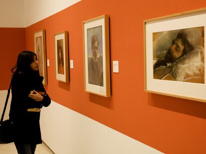 Una visitante, ayer en la muestra <i>Ars delineandi o el arte de dibujar,</i> en el Palacio Episcopal de Málaga.