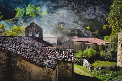 Apenas 30 vecinos viven en Bulnes, un pequeño pueblo del concejo de Cabrales (<a href="https://elviajero.elpais.com/elviajero/2020/05/18/actualidad/1589828652_258019.html " target="_blank">Asturias</a>) con casas de piedra caliza y teja roja. Hasta la construcción en 2001 del funicular subterráneo que une esta aldea con el vecino pueblo de Poncebos, la única forma de llegar a Bulnes era a pie, por el estrecho y empinado sendero que recorre la Canal del Texu (tejo, en castellano). Dominando el paisaje, el Picu Urriellu o Naranjo de Bulnes, la mítica cima del parque nacional de los Picos de Europa. Por las noches se impone la rebequita. Más información: <a href="https://www.turismoasturias.es/" target="_blank">turismoasturias.es</a>