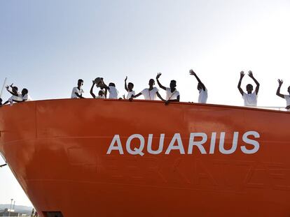 Barco Aquarius con el relieve de su nombre cuando era un buque guardacostas alemán