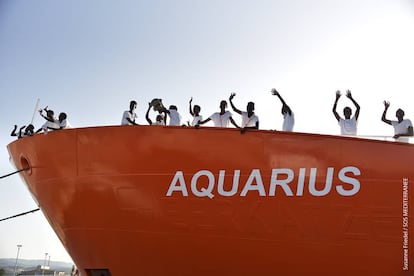 Barco Aquarius con el relieve de su nombre cuando era un buque guardacostas alemán