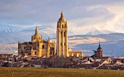 Panorámica invernal de la catedral de Segovia, con la Sierra de Guadarrama nevada al fondo.
