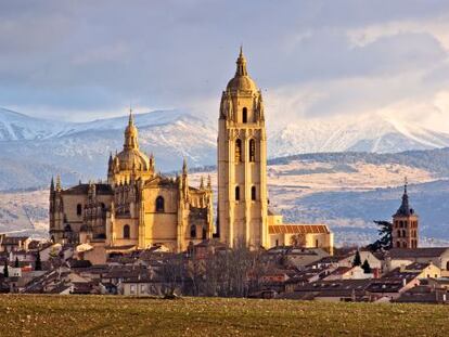 Panorámica invernal de la catedral de Segovia, con la Sierra de Guadarrama nevada al fondo.