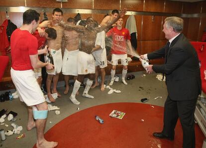 Ferguson celebra con su equipo el pase a la final de la Copa Carling tras derrotar al Derby County en Old Trafford el 20 de enero de 2009.