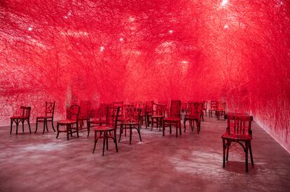 La obra 'Chiharu Shiota. Everyone, a Universe (Cada quien, un universo)' en la Fundació Antoni Tàpies, Barcelona.