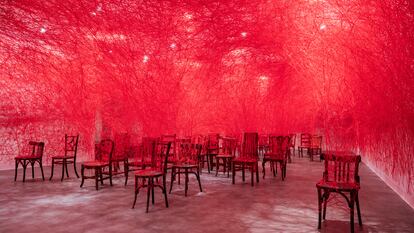 La obra 'Chiharu Shiota. Everyone, a Universe (Cada quien, un universo)' en la Fundació Antoni Tàpies, Barcelona.