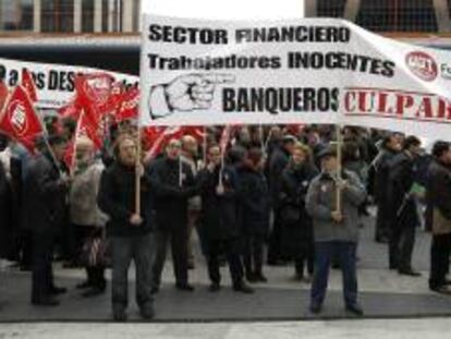 Centenares de trabajadores de Bankia durante una concentración ante la sede de la entidad en Puerta Europa en Madrid. EFE/Archivo