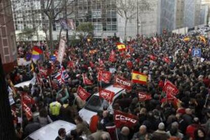 Varios miles de trabajadores se han concentrado esta tarde en el exterior de la sede principal de Iberia, en Madrid, en protesta contra el plan de reestructuración de la aerolínea, que incluye 3.807 despidos.