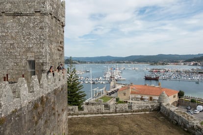 Visitantes en el castillo de Monterreal, con la réplica de la carabela 'Pinta' al fondo, en la localidad gallega de Baiona.