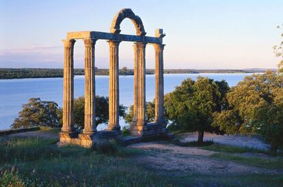 Las ruinas del templo de los Mármoles, con sus cinco columnas en pie, formaban parte del conjunto arqueológico de Augustóbriga, ciudad romana construida en el siglo II.