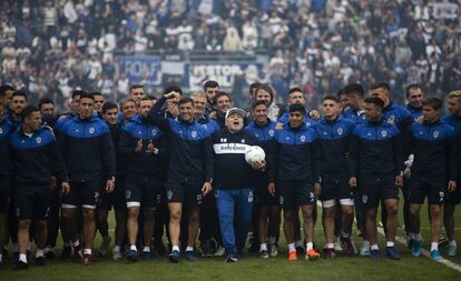 Maradona e o elenco do Gimnasia.