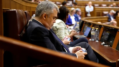 El secretario de Organización del PSOE, Santos Cerdán, lee el informe de la UCO en su escaño el pasado jueves.