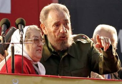 Fidel Castro habla con Hebe de Bonafini, presidenta de las Madres de Plaza de Mayo en Córdoba.