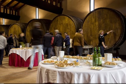 "Espichar" es abrir el tonel de sidra donde el zumo de manzana ha fermentado durante meses, y de ahí el nombre de esta celebración festiva asturiana.