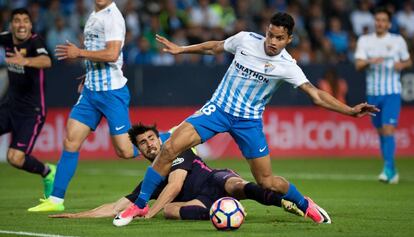 André Gomes disputa el balón con Rosales.