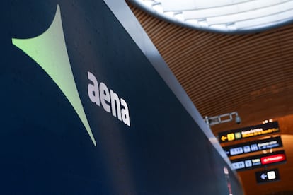 Logo de Aena en el aeropuerto Adolfo Suarez Barajas en Madrid