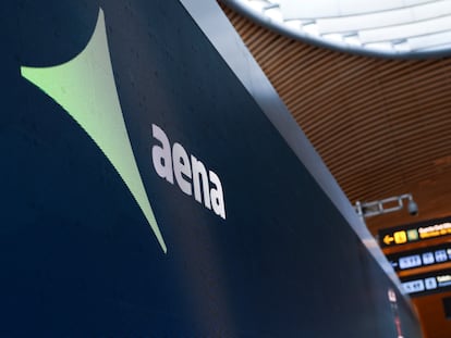 Logo de Aena en el aeropuerto Adolfo Suarez Barajas en Madrid