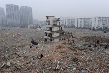 Uma 'casa prego' parcialmente demolida (a última na zona) em um lugar em obras em Hefei, província de Anhui, em fevereiro de 2010. O proprietário exigia uma maior compensação em troca de sua casa