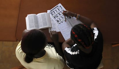 Duas vítimas da rede de tráfico internacional de mulheres estudam em uma casa de acolhimento da ONG Projeto Esperança, na Espanha, em abril passado.