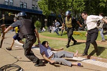 Un policía arrastra a un manifestante durante las protestas en la plaza de Mayo, de Buenos Aires.
