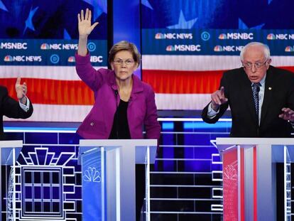 Michael Bloomberg, Elizabeth Warren y Bernie Sanders en un debate. 