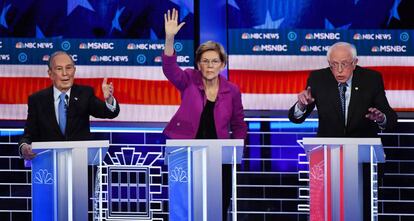 Michael Bloomberg, Elizabeth Warren y Bernie Sanders en un debate. 