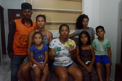 Ermanda Maria de Sena, a primeira beneficiária do Bolsa Família, com os filhos e netos que esperam na fila