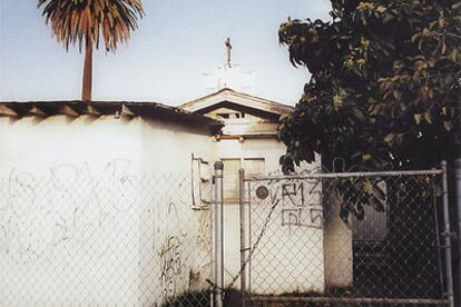 'R. M. Schindler church' (2001), de Sam Durant.
