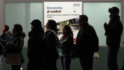 Usuarios de la EMT esperan la llegada de los autobuses en el intercambiador de Plaza Castilla.