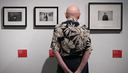 Duane Michals posa junto a tres de sus fotograf&iacute;as en la exposici&oacute;n de la Fundaci&oacute;n Mapfre de Barcelona.