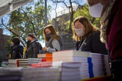 Un puesto de libros en el barrio de San Andreu. En la capital catalana la celebración ya arrancó el miércoles para evitar aglomeraciones.