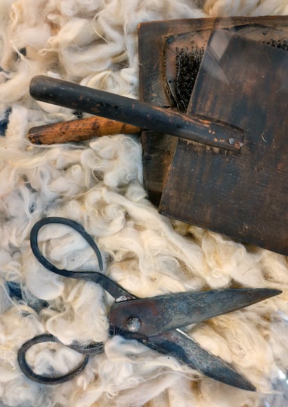 Fibras de lana de oveja 'siroua' y herramientas para esquilar. Una lana, según Parmar, “muy larga y de excelente calidad”.