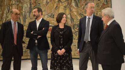 De izquierda a derecha de la imagen, Mikel Legarda, Iñigo Urrutia, Arantxa Elizondo, Alberto López Basaguren, y Jaime Ignacio del Burgo.