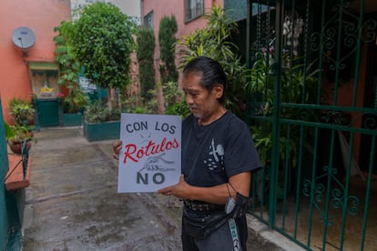 El rotulista Isaías Salgado con un cartel que diseñó la Red chilanga en Defensa del Arte y la Gráfica Popular.