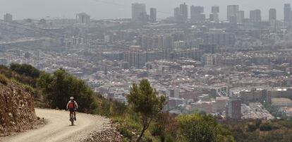 Un tramo del paseo de les Aig&uuml;es con el majestuoso decorado de Barcelona de fondo.