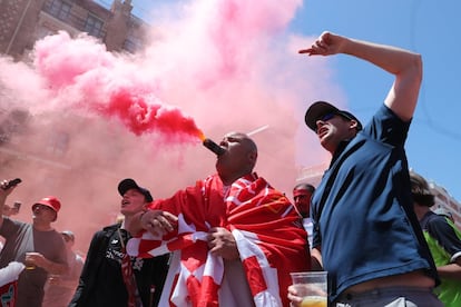 Hinchas del Liverpool, en la plaza de Felipe II, antes de la final de la Champions League contra el Tottenham.