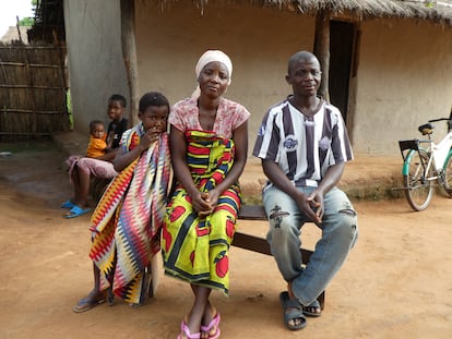 Amelia Saide e Izamilo Lucongolo, junto a su hija pequeña. Gracias a la diversificación de cultivos, la niña podrá ir a la Universidad, como han hecho sus hermanos.