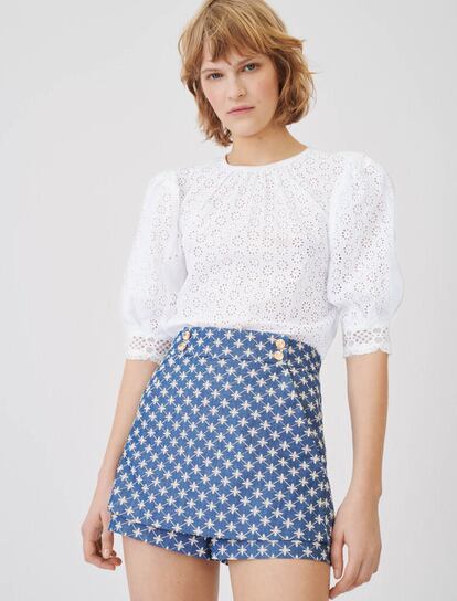 Para un estilo entre romántico y renacentista, esta falda pantalón en azul celeste con bordados en forma de estrella y con botones dorados. Es de Maje y ahora cuesta 140 euros, con una rebaja del 20%