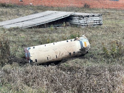 Restos de los misiles ATACMS que ha disparado Ucrania este lunes, según el Ministerio de Defensa ruso, en el aeródromo de Kursk-Vostochni.