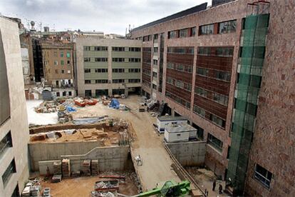 El patio que unir las facultades por las calles de las Ramelleres y Montalegre, con las obras casi acabadas.