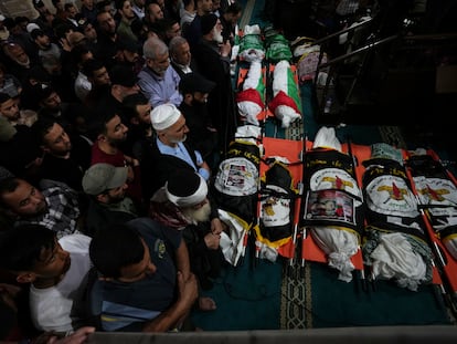 Funeral por 10 palestinos muertos en bombardeos israelíes, este martes en la mezquita Omari, en Gaza.