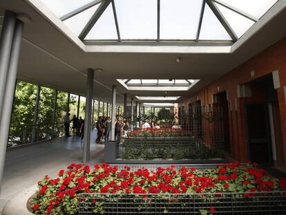 Uno de los pasillos exteriores del Tanatorio Sur tras la reforma.