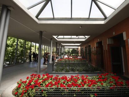 Uno de los pasillos exteriores del Tanatorio Sur tras la reforma. 