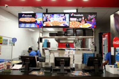 Interior de establecimiento Domino's Pizza.