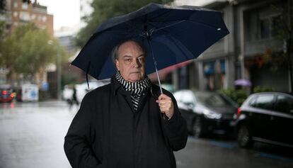 Enrique Vila-Matas, bajo la lluvia, en Barcelona.