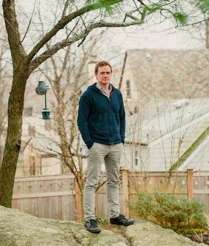 El periodista Patrick Radden Keefe, autor de la investigación, en el entorno de su casa en el Estado de Nueva York.