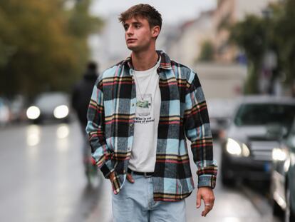 Artículo de EL PAÍS Escaparate sobre una camisa de franela para hombre, ideal para este invierno 2026.