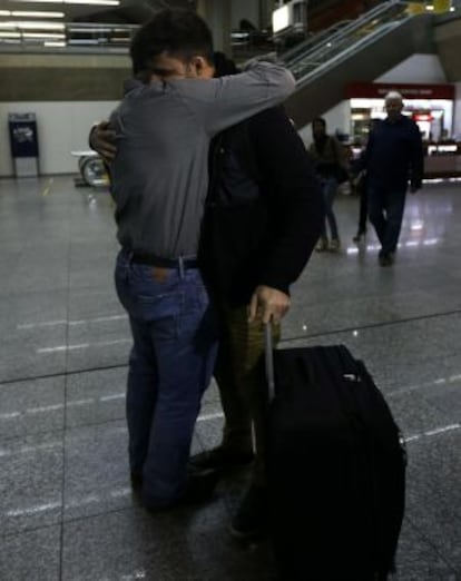 Glenn Greenwald abraza a su novio, David Miranda, a la llegada de este último al aeropuerto internacional de Río de Janeiro. 